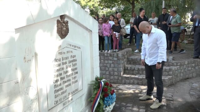 Položeni venci na spomen-česmi u Medoševcu