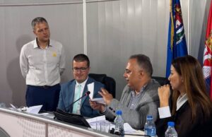 Jedinstvo samo na fotografiji: Opozicija nije izglasala smenu – Pavlović ostaje gradonačelnik, jedan odbornik glasao uz većinu Prebrojavalnje glasova