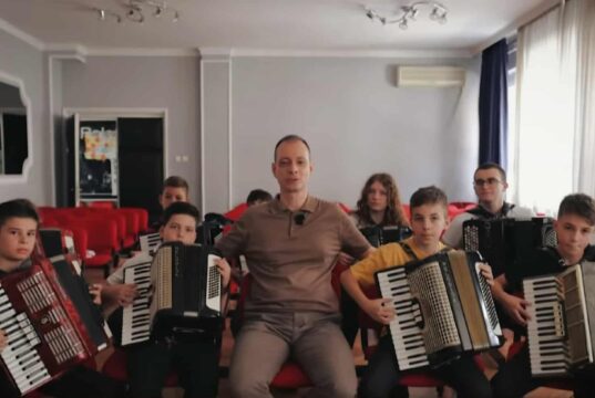 Niš ima najboljeg profesora u regionu – Predrag Jovanović finalista svetskog takmičenja u Dubaiju (VIDEO) Predrag Jovanović i učenici Muzičke škole u Nišu