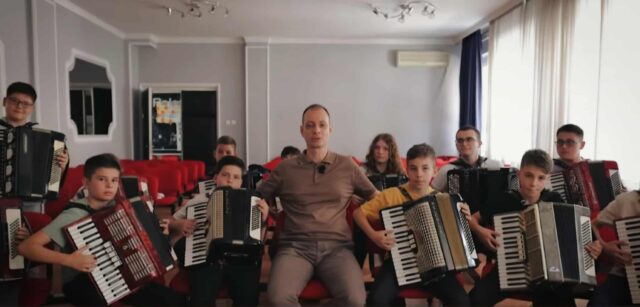 Predrag Jovanović i učenici Muzičke škole u Nišu