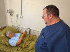 Radica Vidojković ponovo pokretna USPEŠNO URAĐENA PRVA OPERACIJA ENDOPROTEZE KOLENA U NIŠKOJ BANJI POSLE VIŠE OD 20 GODINA Radica Vidojković i prof. dr Milan Lazarević