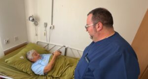 Radica Vidojković ponovo pokretna USPEŠNO URAĐENA PRVA OPERACIJA ENDOPROTEZE KOLENA U NIŠKOJ BANJI POSLE VIŠE OD 20 GODINA Radica Vidojković i prof. dr Milan Lazarević