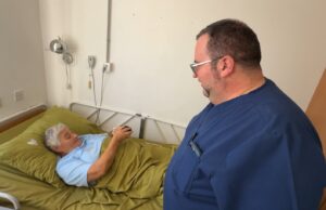 Radica Vidojković ponovo pokretna USPEŠNO URAĐENA PRVA OPERACIJA ENDOPROTEZE KOLENA U NIŠKOJ BANJI POSLE VIŠE OD 20 GODINA Radica Vidojković i prof. dr Milan Lazarević