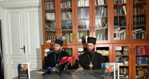 Humanitarna akcija „Jedna knjiga-jedan obrok“: KNJIGA O TUMANSKOJ IKONI POMAŽE GLADNIMA Vladika Petar, koordinator VDS-a u Beogradu, i arhimandrit Dimitrije, iguman manastira Tumane