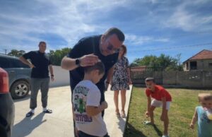 Pokret za narod i državu uručio pomoć sedmočlanoj porodici iz Vrtišta Donacija sedmočlanoj porodici