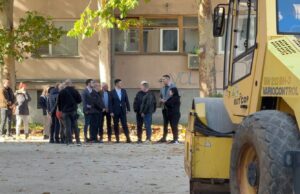 Asfaltira se prostor između zgrada u Bledskoj Asfaltiranje Bledske 2 i 4