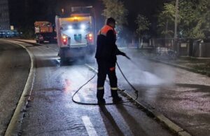 Zbog žara bačenog u kontejner komunalni kamion morao da izbaci đubre na ulicu da se ne bi zapalio Čišćenje đubreta nakon požara