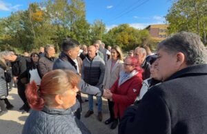 Meštani Trošarine traže asfalt i sportski teren – Grad obećava rešenja Dragoslav Pavlović sa meštanima Trošarine