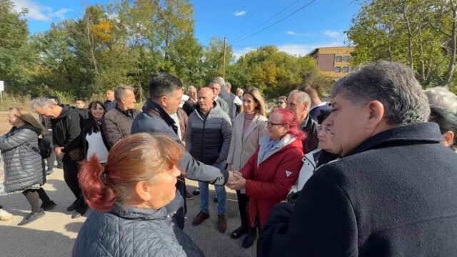 Dragoslav Pavlović sa meštanima Trošarine Dragoslav Pavlović sa meštanima Trošarine