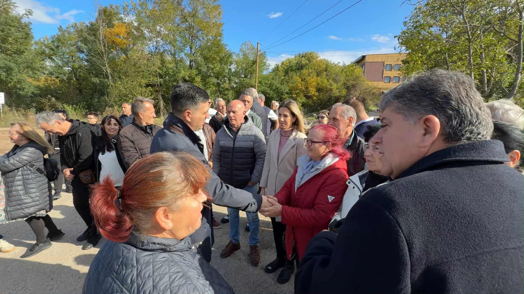 Dragoslav Pavlović sa meštanima Trošarine Dragoslav Pavlović sa meštanima Trošarine