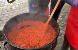 Miris pečene paprike obavio Nišku tvrđavu: Druga ajvarijada vratila duh tradicije, domaćice otkrile „savršen“ recept Druga ajvarijada