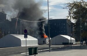 Pokret za narod i državu Niš: Teroristički napad ispred Skupštine pokušaj destabilizacije Srbije Gori šator ispred Skupštine Srbije