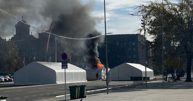 Gori šator ispred Skupštine Srbije