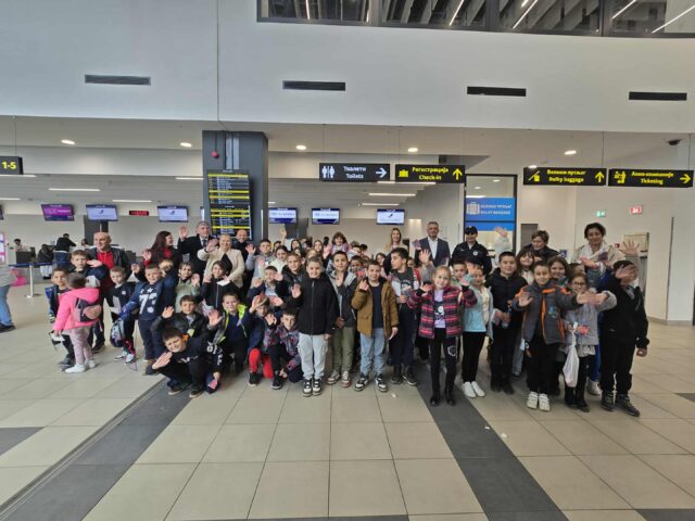 Mališani iz Gabrovca posetili niški aerodrom