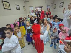 Mališani iz vrtića Sunce kostimima i osmesima obasjali tmuran dan Mališani iz vrtića Sunce