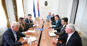 Ministarka Mesarović sa gradonačelnikom Pavlovićem i izvođačima o izmeštanju Suvodolskog potoka Ministarka Mesarović sa gradonačelnikom Pavlovićem i izvođačima o izmeštanju Suvodolskog potoka