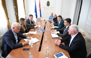 Ministarka Mesarović sa gradonačelnikom Pavlovićem i izvođačima o izmeštanju Suvodolskog potoka Ministarka Mesarović sa gradonačelnikom Pavlovićem i izvođačima o izmeštanju Suvodolskog potoka