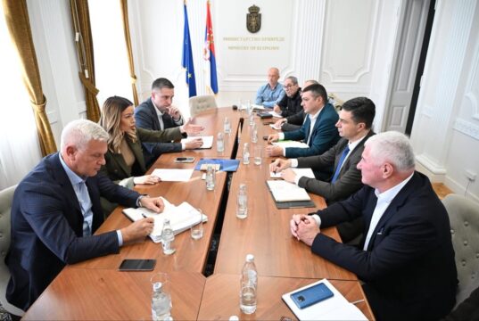 Ministarka Mesarović sa gradonačelnikom Pavlovićem i izvođačima o izmeštanju Suvodolskog potoka Ministarka Mesarović sa gradonačelnikom Pavlovićem i izvođačima o izmeštanju Suvodolskog potoka