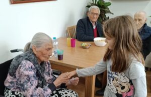 Osmesi i pesma mališana iz vrtića „Palčić” ulepšali dan bakama i dekama Palčići sa statima