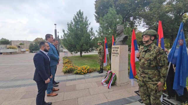 Polaganje venaca na spomenik Petru Bojoviću
