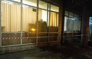 Postavljene trake ispred zgrade RFZO – Grad Niš upozorava na opasnost po bezbednost građana Postavljanje trake ispred zgrade RFZO - Grad Niš upozorava na opasnost