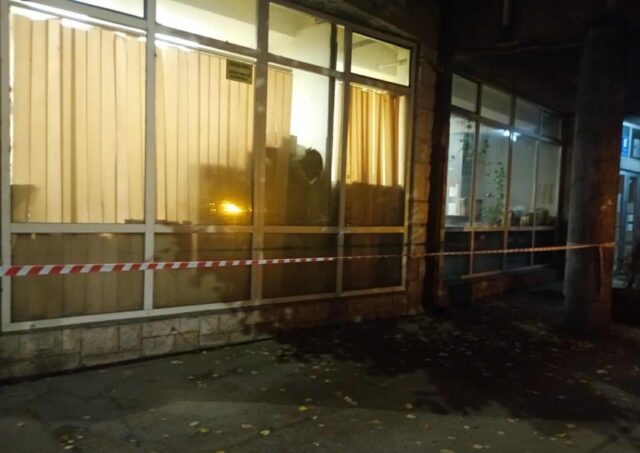 Postavljanje trake ispred zgrade RFZO - Grad Niš upozorava na opasnost