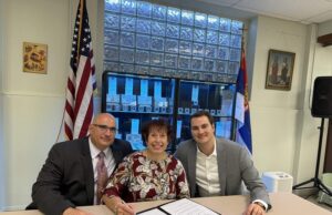 Eparhija niška dobila donaciju za izgradnju kuće za socijalno ugrožene Potpisivanje ugovora o donaciji