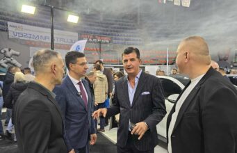 Otvoren Sajam elektromobilnosti u hali Čair. Dominiraju kineski proizvođači Prvi Sajam elektromobilnosti