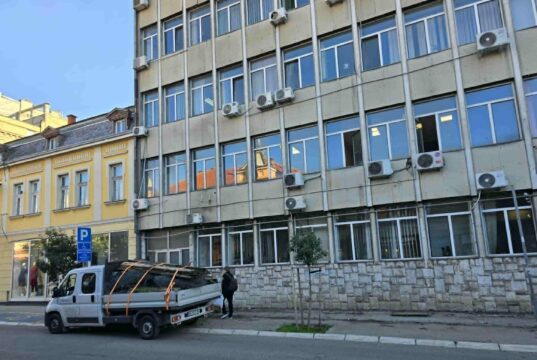 Rešeni imovinski problemi, kreće rekonstrukcija zgrade PIO i RFZO u Nišu Uklonjene skele sa zgrade PIO fonda i RFZO-a