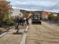 Ulica Matije Bana u naselju Branko Bjegović dobija asfalt posle 25 godina Asfaltiranju ulice Matije Bana