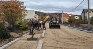 Ulica Matije Bana u naselju Branko Bjegović dobija asfalt posle 25 godina Asfaltiranju ulice Matije Bana
