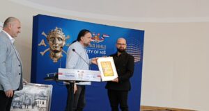 Po prvi put uručena nagrada „Milorad Doderović”. Prvi dobitnik Novopazarac koji vraća dijalog u novinarstvo Dodela nagared Enesu Radetinacu - MIlorad Doderović