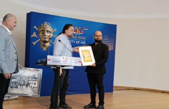 Po prvi put uručena nagrada „Milorad Doderović”. Prvi dobitnik Novopazarac koji vraća dijalog u novinarstvo Dodela nagared Enesu Radetinacu - MIlorad Doderović