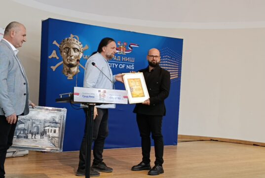 Po prvi put uručena nagrada „Milorad Doderović”. Prvi dobitnik Novopazarac koji vraća dijalog u novinarstvo Dodela nagared Enesu Radetinacu - MIlorad Doderović