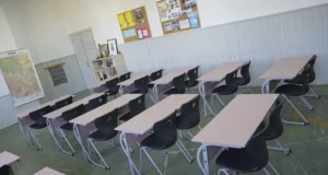 Pokret za narod i državu donirao klupe i klima uređaj školi „Vožd Karađorđe” Donacija OŠ Vožd Karađorđe