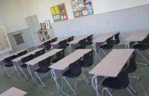 Pokret za narod i državu donirao klupe i klima uređaj školi „Vožd Karađorđe” Donacija OŠ Vožd Karađorđe