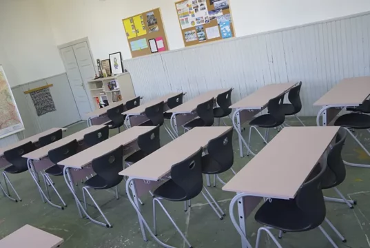 Pokret za narod i državu donirao klupe i klima uređaj školi „Vožd Karađorđe” Donacija OŠ Vožd Karađorđe