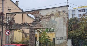 Obrušio se lokal na Obilićevom vencu, jedan deo uklonjen ali zbog restitucije nije moguće ukloniti kompletan objekat
