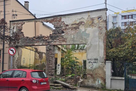 Obrušio se lokal na Obilićevom vencu, jedan deo uklonjen ali zbog restitucije nije moguće ukloniti kompletan objekat