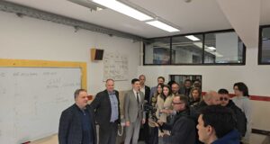 Ministar prosvete ipak u Nišu: Posetio Gradsku kuću i ETŠ „Mija Stanimirović” Ministar Ministar prosvete Dejan Vuk Stanković na času u ETŠ Mija Stanimirović