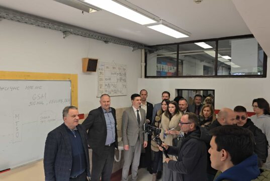 Ministar prosvete ipak u Nišu: Posetio Gradsku kuću i ETŠ „Mija Stanimirović” Ministar Ministar prosvete Dejan Vuk Stanković na času u ETŠ Mija Stanimirović