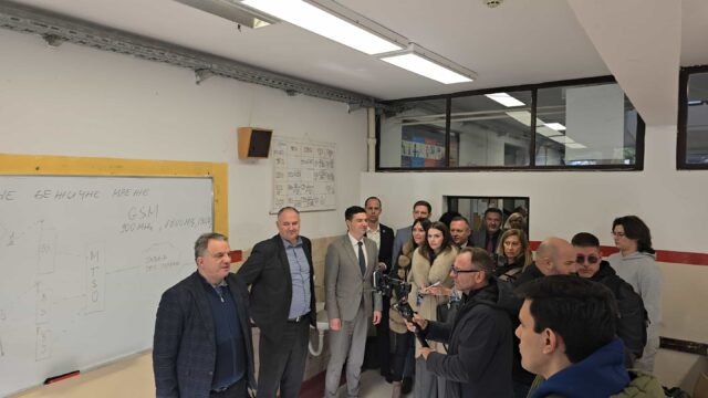 Ministar Ministar prosvete Dejan Vuk Stanković na času u ETŠ Mija Stanimirović