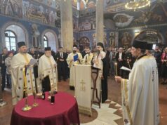 Mitropolit Arsenije: „Upravo je ovo sveto mesto, mesto molitve na kome, kao ljudi, možemo tražiti utehu“ – služen pomen žrtvama nesreće u Novom Sadu i svim upokojenima na Zadušnice Pomen stradalima u Novom Sadu