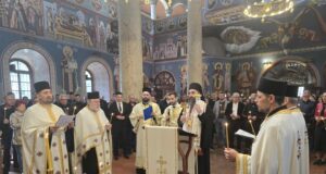 Mitropolit Arsenije: „Upravo je ovo sveto mesto, mesto molitve na kome, kao ljudi, možemo tražiti utehu“ – služen pomen žrtvama nesreće u Novom Sadu i svim upokojenima na Zadušnice Pomen stradalima u Novom Sadu