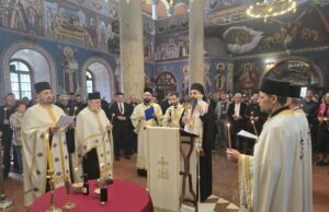 Mitropolit Arsenije: „Upravo je ovo sveto mesto, mesto molitve na kome, kao ljudi, možemo tražiti utehu“ – služen pomen žrtvama nesreće u Novom Sadu i svim upokojenima na Zadušnice Pomen stradalima u Novom Sadu