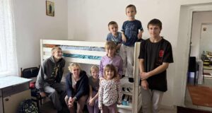 Majka sedmoro dece plače nad praznim frižiderom: „NEKADA NEMAM NI HLEB DA IM DAM“ Porodica Stanojević