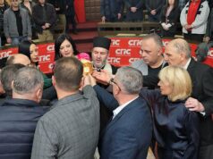 Niški socijalisti obeležili slavu – Svetog Jovana Zlatoustog Rezanje slavskog kolača u SPS-u