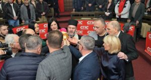 Niški socijalisti obeležili slavu – Svetog Jovana Zlatoustog Rezanje slavskog kolača u SPS-u