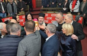 Niški socijalisti obeležili slavu – Svetog Jovana Zlatoustog Rezanje slavskog kolača u SPS-u