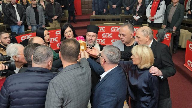 Rezanje slavskog kolača u SPS-u